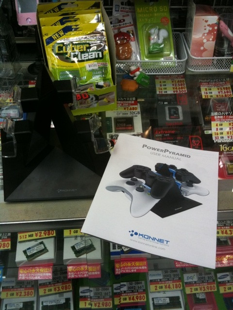 PS3とXbox360のコントローラが各2台充電出来るスタンドがパソコンハウス東映に明日入荷予定。予価4980円。