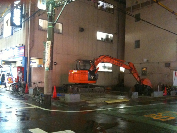 T-ZONEの脇、昔ソフマップだった所がほぼ更地化。工事の囲いも取れてますが、今のところ「これからどうなるか」の告知はなし。 GPS位置情報: http://j.mp/3iWkQb