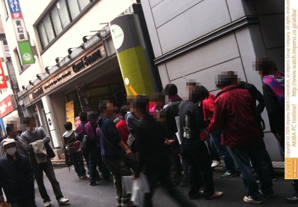 リナックスカフェでもAkiba Grand Prix関連でオープンテラスの一部を使っていおり、待ち行列が出来ている。カフェ自体は通常営業中なので「りなかふぇなう」は可能。