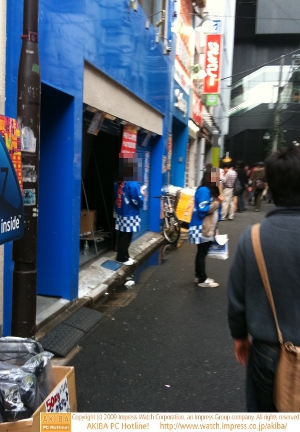ドスパラ本店斜め前にオープンするPCNET2号店はハッピ来た女性を2名配置してチラシを配付中。