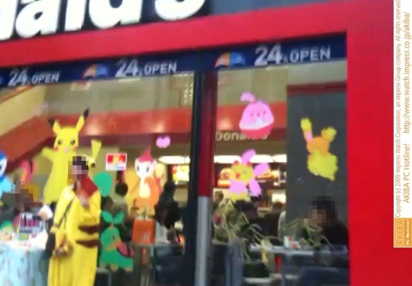 マクドナルド神田末広町店の店頭ではポケモン着ぐるみの女性が「ポケモンカレンダーいかがですかー」とマイクで大音量宣伝中。