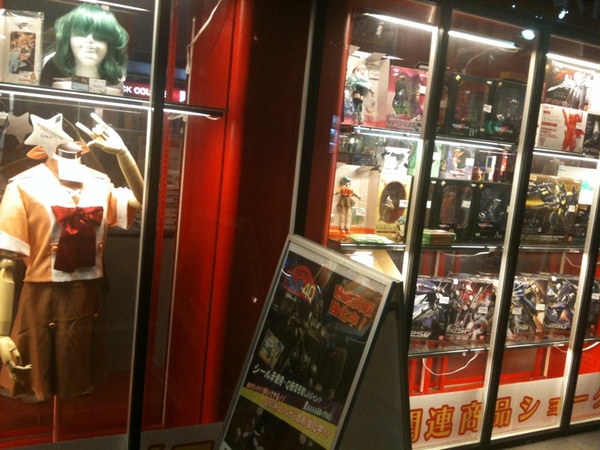 まんだらけショウケースは只今マクロスF特集。雑誌や超合金、果てはコスプレ衣装まで展示中です。