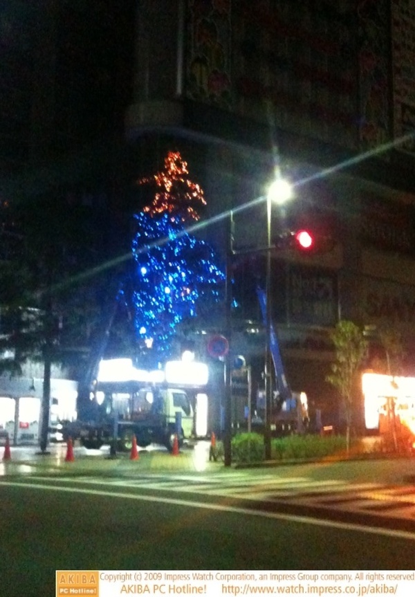ヨドバシAKIBA前ではクリスマツリーの準備作業が実施中。