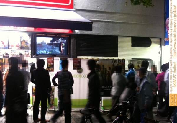 メッセサンオー本店前ではXbox 360用ゲーム「LEFT4DEAD2」の試遊コーナーを歩道に設置。パーティション切った内部で遊べる。しかし歩道を占有してるのは大丈夫なのだろうか？