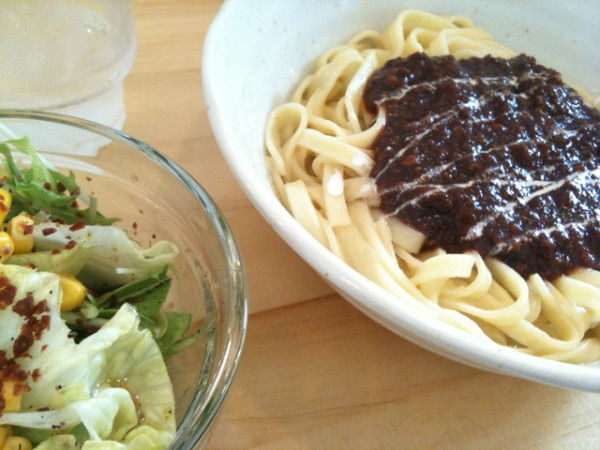 もちもちした生パスタと濃厚ミートソースうまうま。もしかして、このミートソースには味噌が入っているんじゃ……