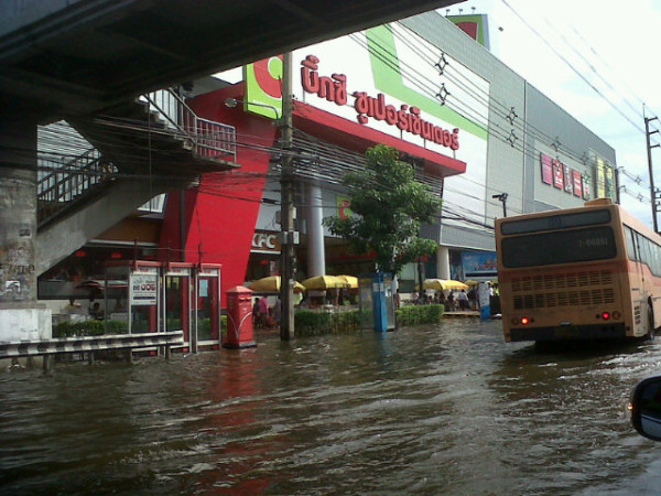 น้ำท่วมหน้าบิ๊กซี สะพานใหม่ เลยไปไม่ไกล หน้าโลตัส น้ำแห้ง