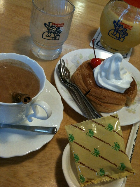 コメダのミニシロノワールなかなかうまい。パンの上にソフトクリーム。ハチミツ付いてきてたのに、かけるの忘れてた。