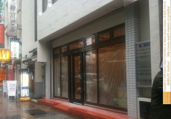 ヨドバシAKIBA昭和通り口第四エントランス前の旧セブンイレブン店舗が改装工事中。セブンイレブンが閉店してから借り手がない状態が続いていたが、ようやく入った模様。なんの店舗になるのかまだ不明。