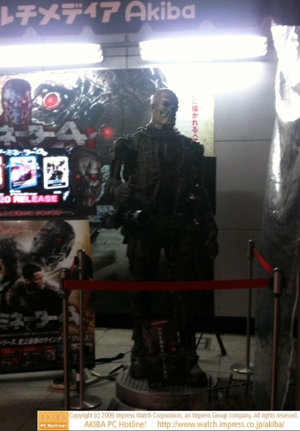 ヨドバシAKIBA正面では「ターミネーター4 DVD&Bluray発売記念イベントを実施中。実物大(?)ターミネーターも立っている。