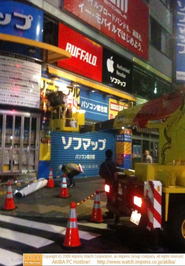 ソフマップ パソコン総合館では深夜にリニューアルオープンの横断幕を入り口に貼りつける作業中。