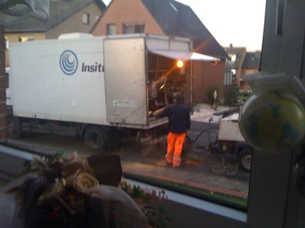 Sehr geil: kann nicht zur Arbeit fahren, weil so'n Kanaltyp unsere Einfahrt zugeparkt hat.