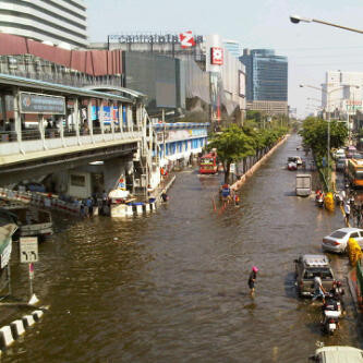 สภาพน้ำท่วมถนนบริเวณ 5 แยกลาดพร้าว  credit:oil @js100radio