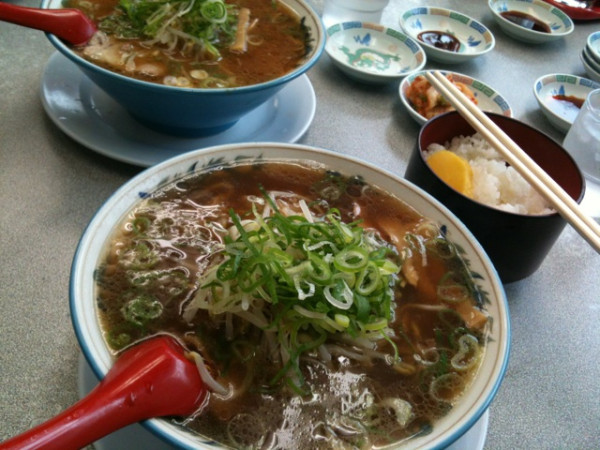戦争のような子連れ食事が無事完了。醤油ラーメンと味噌ラーメン。キムチが食べ放題。
