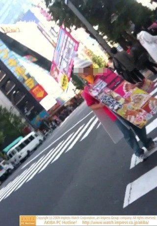 ソフトクリームを販売するLOVE CAFEがソフトクリームの被りものをした宣伝マンを2人出して宣伝中。冬のソフトクリーム売りは奇策で勝負か。