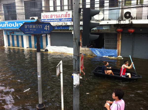 8:13 ภาวนา ลาดพร้าว ใช้เรือพายได้ น้ำสูงประมาณ80ซม.ชาวบ้านบอกเพิ่มวันละ10ซม.#thaiflood 