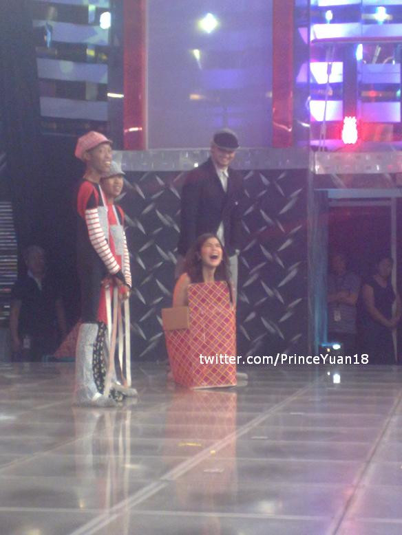 @annecurtissmith in a box! Super cute! I so <3 her! #Showtime