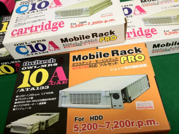まとめて1万円ちょっとしたけどHDDとの相性？のせいでほとんど使い物にならなかった通称ガシャコン。ハードディスクをガシャガシャ入れ替えて、1台のPCでいろんなOSを使うつもりだったのに(꒪ω꒪)