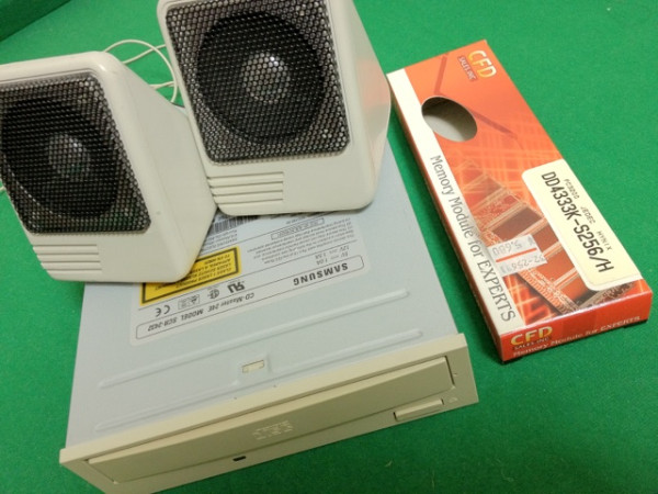 CD-ROMしか読み込めないドライブもさすがに捨てよう。スピーカーはたぶんSOTECの安いPCについてきた音量調節もON/OFFもできないやつ。