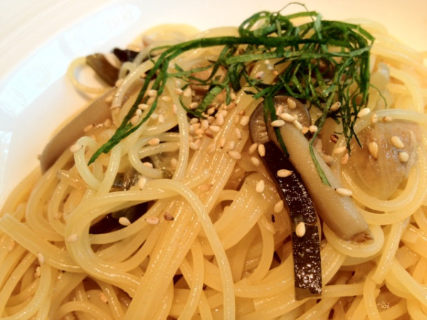 豚とキノコのスパゲティ。麺が細め。