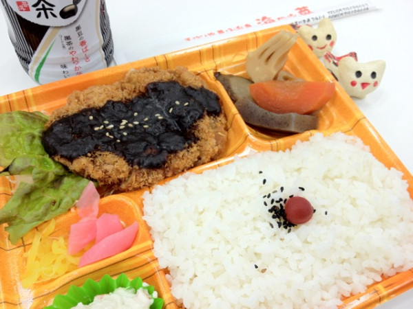 おひるは名古屋らしく味噌カツ弁当。