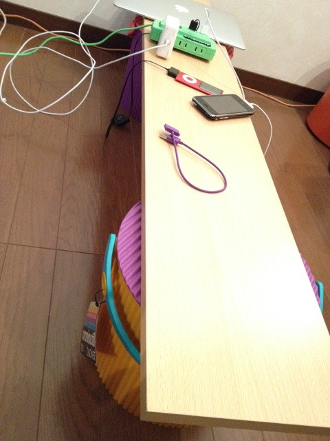 バケツの上に板を置いただけの簡易テーブル。さすがにひどすぎるけどさいきんずっとこれ…