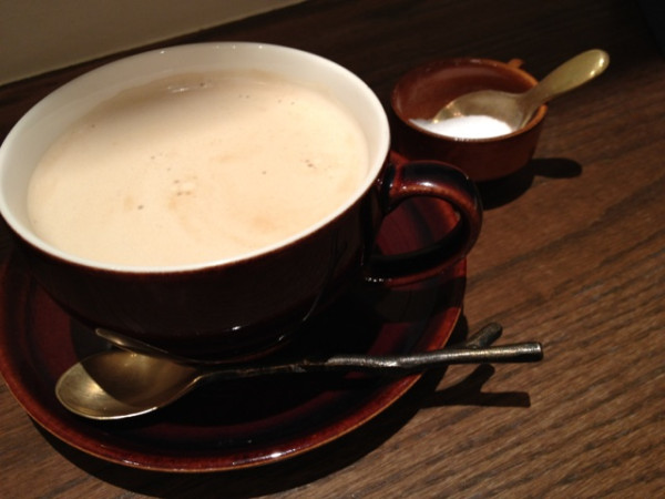 カフェラテ。スプーンが木の枝みたいな形。