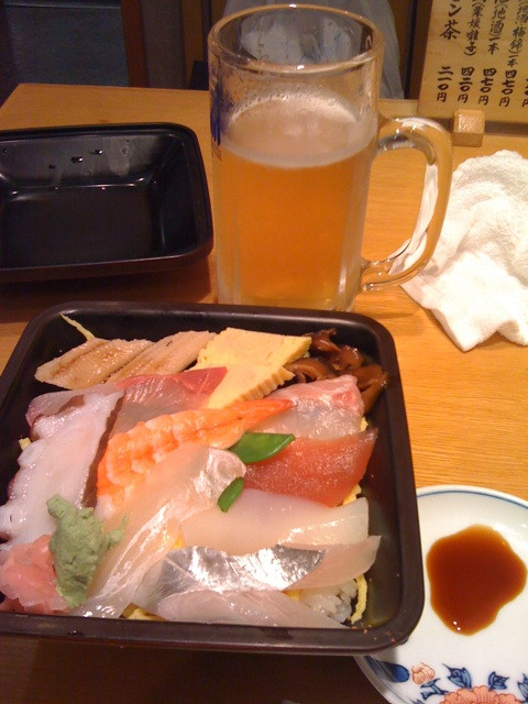結局，道後で温泉入った後は空港の寿司屋に行った。なかなか美味しいチラシだった。あと、店お勧めの一本釣りでとった鯖の刺身もなかなか。瀬戸内はいいねえ