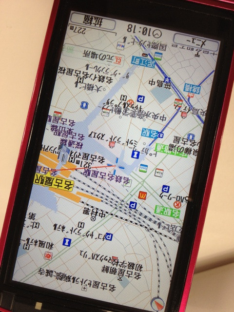 docomo F905i に入ってる地図アプリ。回転するとアイコンやらテキストやらが重なるけど、ドコモショップのアイコンは常に上に表示されてて隠れない感じ。