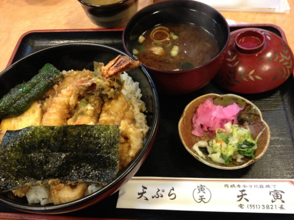 天丼ミックス。えび、野菜、魚。海老に青紫蘇が巻いてあるの（・∀・）イイ!! 蓮根もうまい。