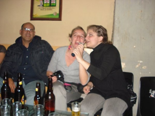 Coro de uruguayas en el karaoke