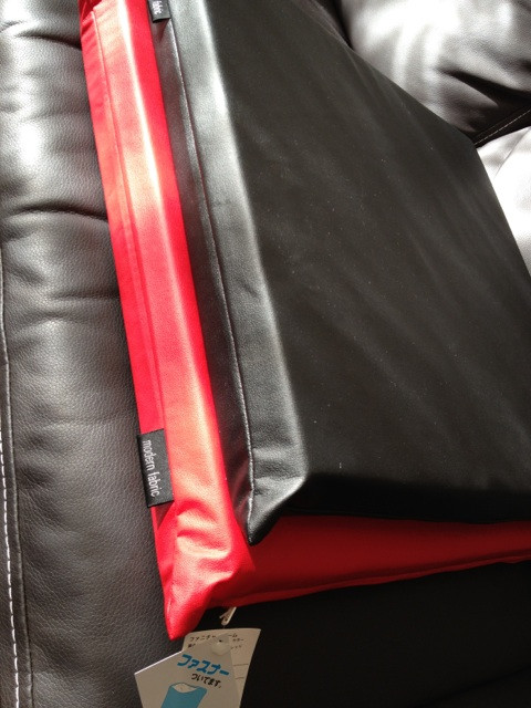 ファニチャードームで買ってきた 低反発クッション modern fabric。サイズは40x40x5cm。材質は、外生地表がポリウレタン100%、中身もポリウレタン100%、外生地裏はポリエステル65%、綿35%。1480円。