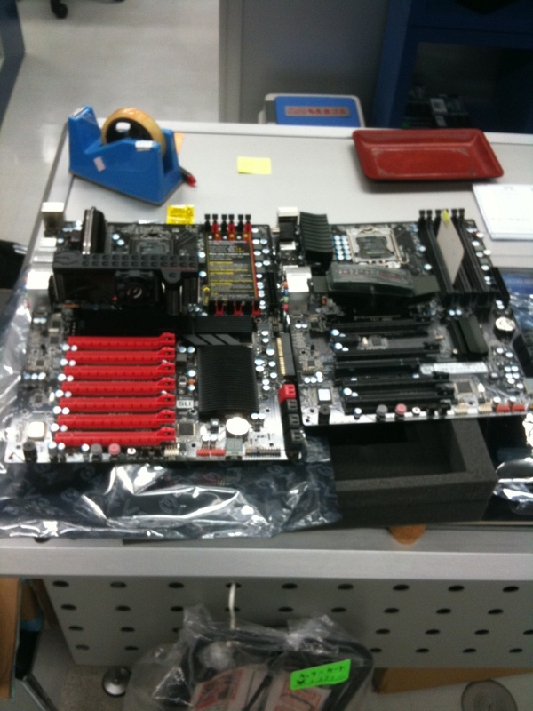 4way-SLI対応の大型マザーボードがEVGAから発売。対応ビデオカードの入荷は未定とのこと(オーバークロックワークス)。