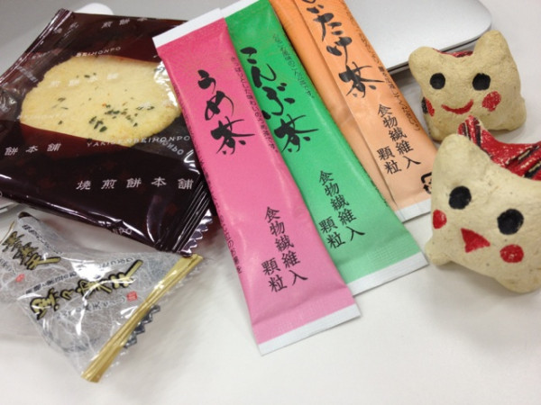 なにげに夕飯の代わりかも。しいたけ茶はほとんど椎茸スープって感じ。焼煎餅本舗。黒々寒天。