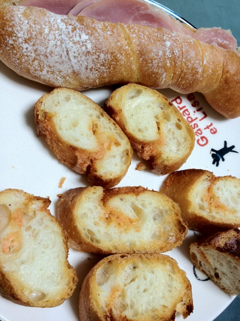 バーゼルのめんたいフィセルをスライスして食べる、うまうま（・∀・）  九州の有名な明太子を使ってるとか。