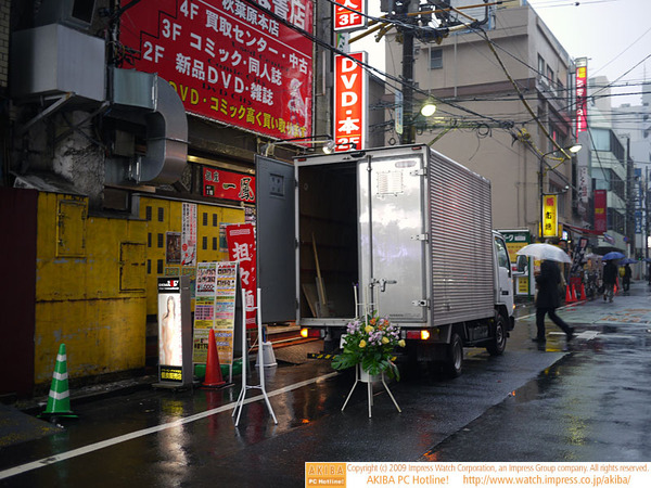 昨日オープンした「銀座 一鳳」は立花をはやくも撤去作業中。