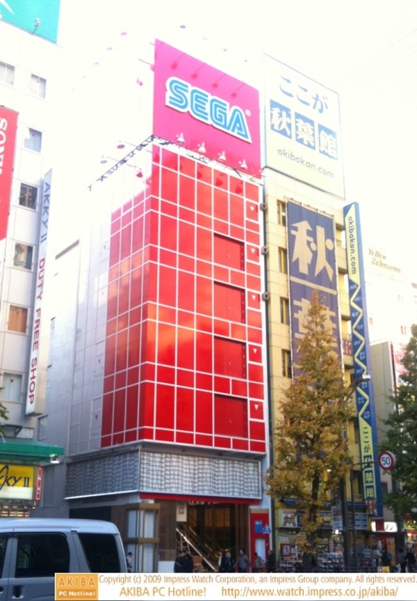 旧サトームセン本館のCLUB SEGAへの用途転換工事は順調に進み、玄関の電光看板を取り付け中。