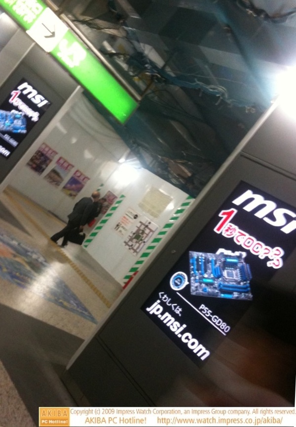 JR秋葉原駅電気街口にあるデジタルサイネージ(電子ディスプレイによる広告)にMSIマザーボードが登場。ゲームや美少女アニメ系の広告に混じって奮闘中。