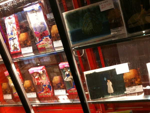 ただいまのまんだらけショウケースは同店のオークション出品商品。宮崎アニメのセル画から、魔法少女の変身バトン、ゲゲゲの鬼太郎のコミックまで、色々展示されてます。