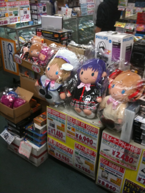 浜田電機で販売中のリトルバスターズのぬいぐるみですが、意外に売れ行きがいいので売り場を少し拡大したとのこと。