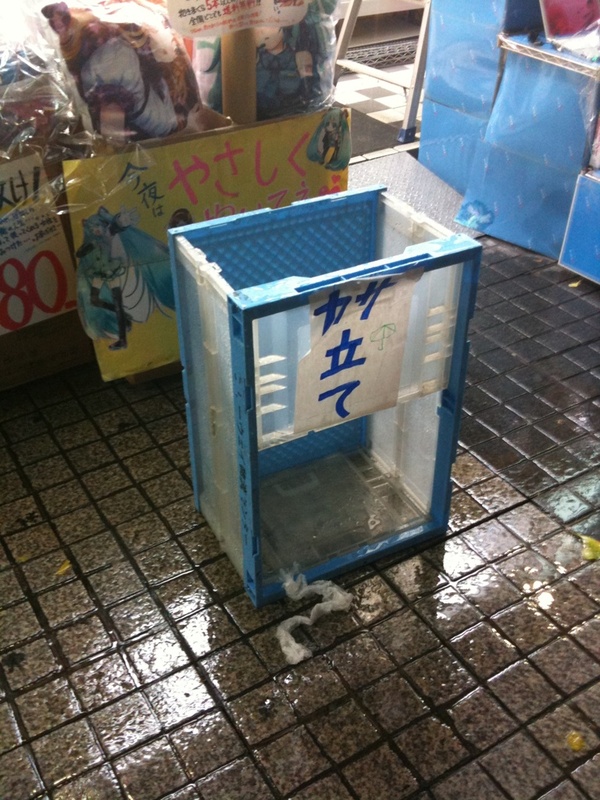 おぉ、なんか斬新な傘立て(笑。イオシス アキバ中央通り店にて。