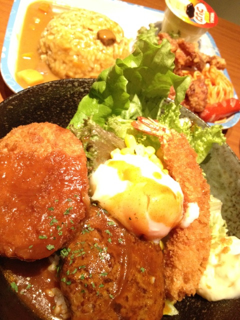 ロコモコ丼とキッズプレート。プリンは製造がルナ物産で販売が雪印メグミルク。