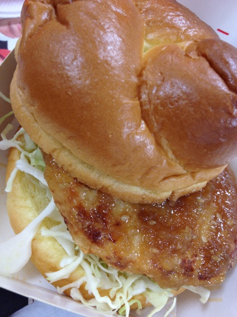 I got a Chicken Tatsuta Wafu Oroshi in McDonald's. マクドナルドなう。チキンタツタ和風おろし、なかなかうまい（・∀・） ……さっき夕飯食べたんだけどなー。