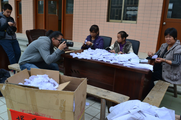 Preparing paper-flower mourning pins for rally tomorrow outside #wukan deserted gov offices