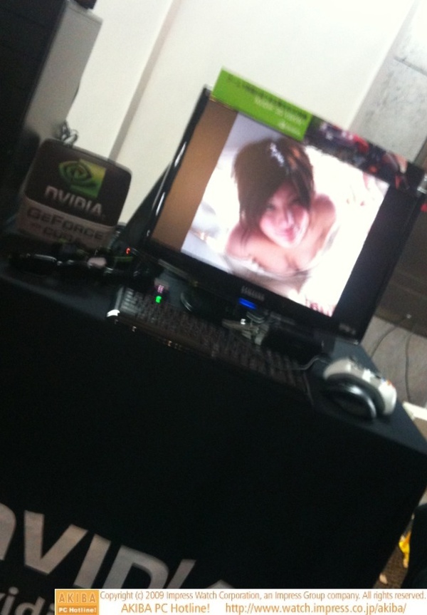 ヨドバシAKIBA正面玄関では週刊アスキーのイベント中。NVIDIAの3D VISIONデモコーナーあり。ゲーム以外にグラビア写真、兄顔(顔着ぐるみ)写真も表示させているのは画期的？