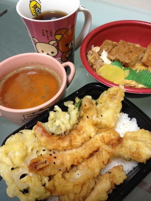 夕飯にホカ弁。塩天丼とロースカツ丼。サバの天ぷらは微妙な気がしたけど、まぁ普段魚食べないからありかな。寒いから出来たてでもすぐ冷める……