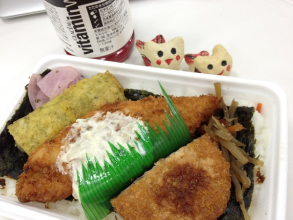 またも海苔弁(´Д` ) ホット黒烏龍茶が置いてなかったのでとりあえずビタミンウォーター。