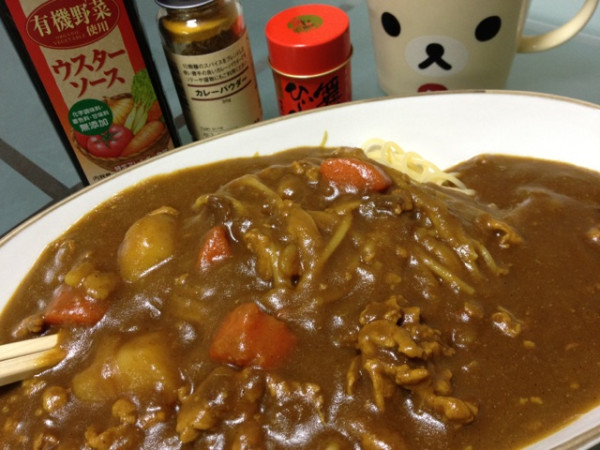 残り物のカレーにウスターソースと唐辛子とカレーパウダーをかけて微妙な改造をして、5分で茹で上がるパスタにかけて、カレースパゲッティ。カレー煮詰まりすぎてじゃがいも溶けてどろどろしてる。食感はいまいちだけど味はまあまあ(・ｗ・)
