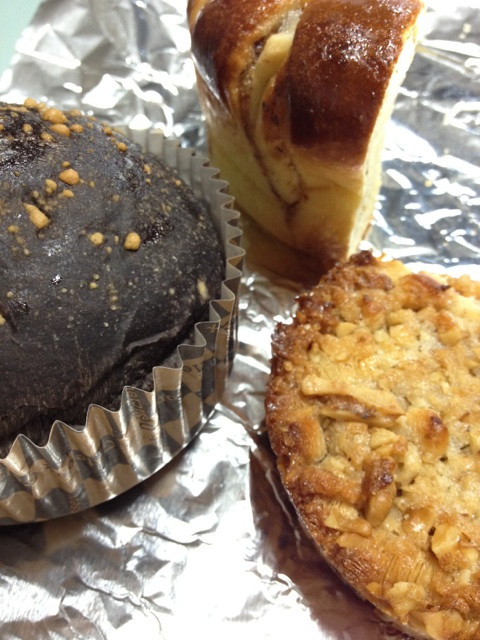 ちょーしょく。チョコフォンデュのパンは2種類のチョコが入ってるぽい、2層構造。焼きおにぎりみたいな見た目のナッツのパンうまい。