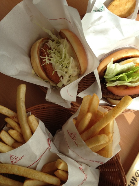モスバーガー、金のテリヤキと海老カツバーガー。テリヤキはあんまり濃すぎない味でなかなかうまい。
