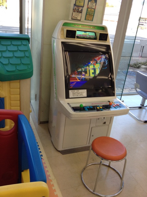 めずらしくゲーム台の電源が入ってる。ワールドヒーローズ。
